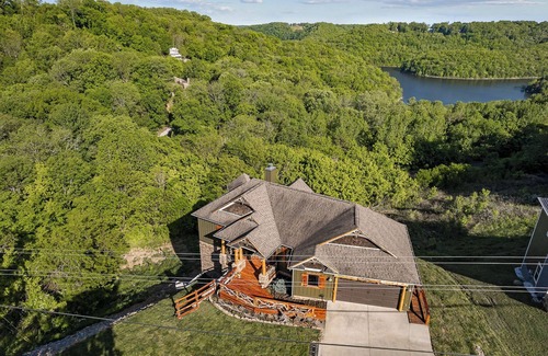 Smithville Cabina | Cedar Lakeview Cowhide Cabin Hot Tub