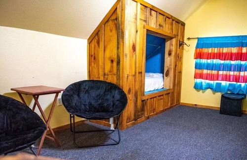 Lindale Cabina | Cedar Loft-This rustic retreat is just a short drive from fishing and shopping