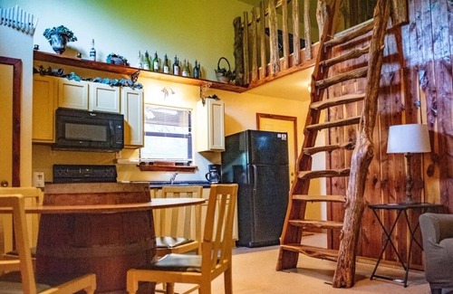 Lindale Cabina | Cedar Loft-This rustic retreat is just a short drive from fishing and shopping
