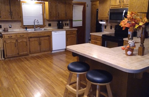 Ponce De Leon Cabina | Cedar Log Cabin home on wooded bluff nestled between Springfield and Branson