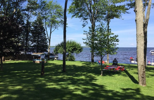Prudenville Cabaña | Lakefront Beach House en el hermoso lago Houghton, 4 camas 2 baños, capacidad para 12