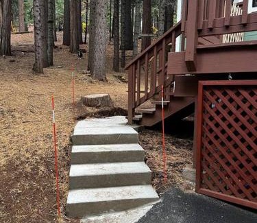 Dorrington Casa | Cedar Oasis - Pet Friendly Cabin w Fireplace, Games and Wifi - 5 min to Big Trees