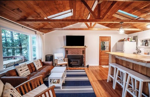 Alton Bay Casa | CedarHaus: Your Lakeside Retreat by Hills Pond
