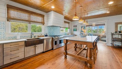 Debordieu Colony Casa | Celebrate the beauty of the beach in this luxurious second row home home