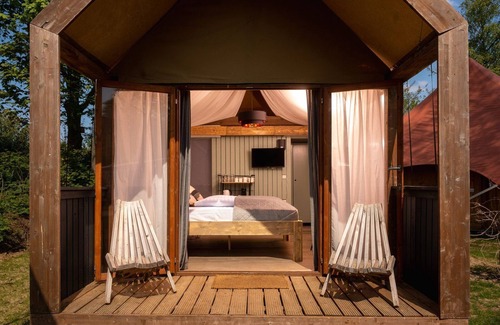 Zuna Cabina | Celebrate the very best glamping vacation in our Boutique suite! 🥂