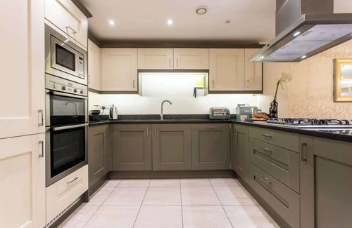 Upper Town Casa | Celebration House - Sleeps 13 - Bath