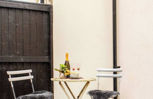 Upper Town Casa | Celebration House - Sleeps 13 - Bath