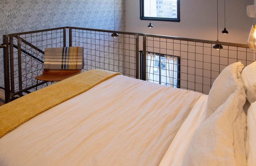 Center City Apartamento | Center City Loft, CONTACTLESS CHECK IN, Mayor's Study