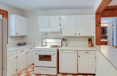 Sparta Cabina | Center Hill Couples Retreat Cabin: Lake View, Deck