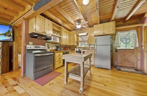 Baxter Casa | Center Hill Lake Cabin w/ Deck & Fire Pit