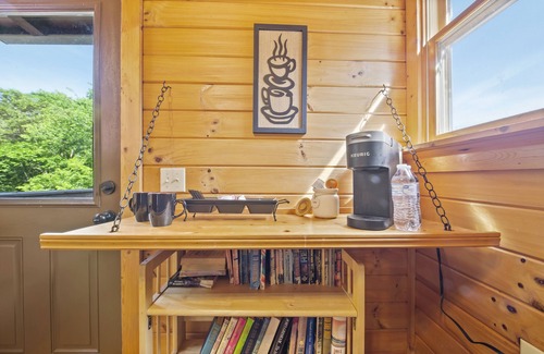 Baxter Casa | Center Hill Lake Cabin w/ Deck & Fire Pit