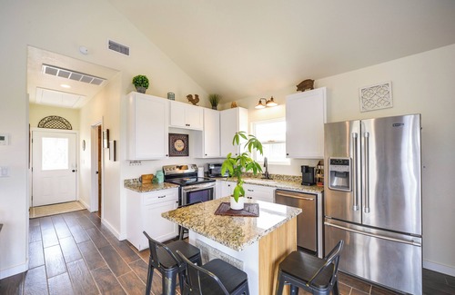 Center Point Cabaña | Center Point Countryside Cottage w/ Deck, Grill!