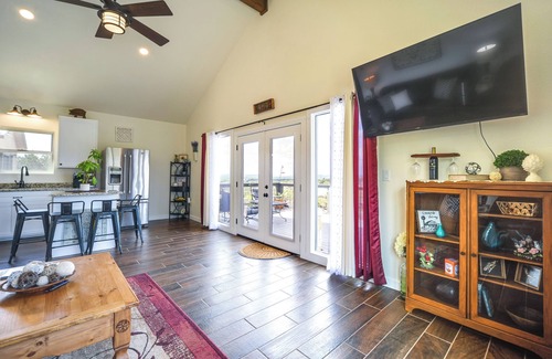 Center Point Cabaña | Center Point Countryside Cottage w/ Deck, Grill!