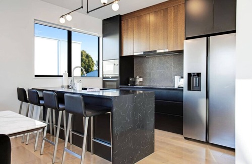 Epsom Casa | Central Modern Duplex Home near Cornwall Park