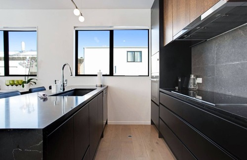Epsom Casa | Central Modern Duplex Home near Cornwall Park