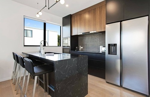 Epsom Casa | Central Modern Duplex Home near Cornwall Park
