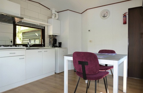 Marum Chalet De Esquí | Centraal gelegen op de grens van Friesland,Groningen,Drenthe direct tegen bos.