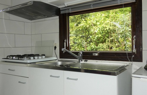Marum Chalet De Esquí | Centraal gelegen op de grens van Friesland,Groningen,Drenthe direct tegen bos.