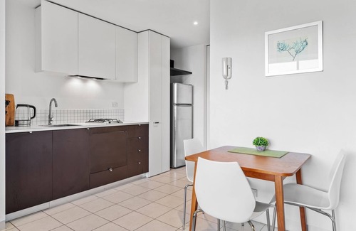Carlton South Apartamento | Central 1-Bed Apartment with Secure Parking