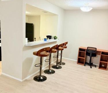 Addison Apartamento | Central 1BR Retreat by Hospital and tollway