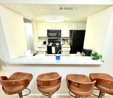 Addison Apartamento | Central 1BR Retreat by Hospital and tollway