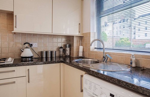 Cheltenham Casa | Central 2 Bed House with Garden and Free Parking