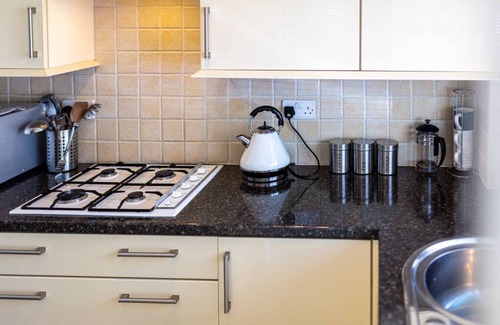 Cheltenham Casa | Central 2 Bed House with Garden and Free Parking