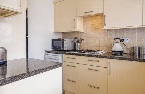 Cheltenham Casa | Central 2 Bed House with Garden and Free Parking
