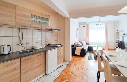 Novi Sad Apartamento | Apartamento central de 2 dormitorios de 65 metros cuadrados con estacionamiento gratuito y gran terraza