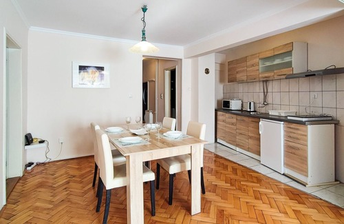 Novi Sad Apartamento | Apartamento central de 2 dormitorios de 65 metros cuadrados con estacionamiento gratuito y gran terraza