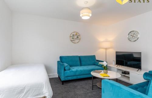 Northampton Casa | Central 2 to 3BR House, Free Parking, Ideal for Long Stays, Work Crews & Family Trips