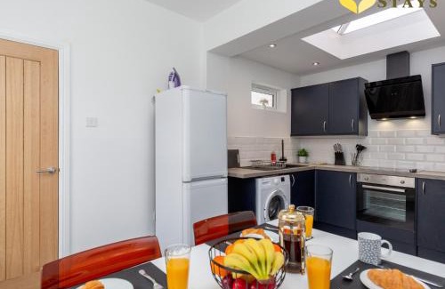 Northampton Casa | Central 2 to 3BR House, Free Parking, Ideal for Long Stays, Work Crews & Family Trips