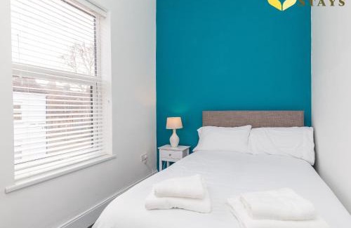 Northampton Casa | Central 2 to 3BR House, Free Parking, Ideal for Long Stays, Work Crews & Family Trips