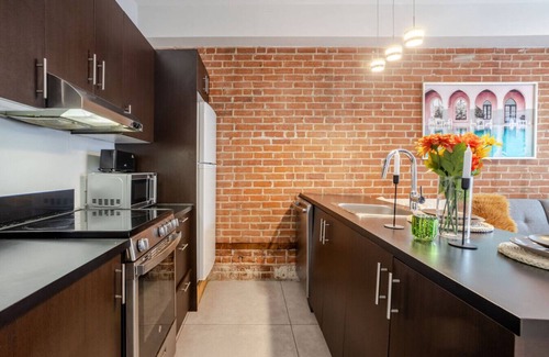 Downtown Montreal Apartamento | Central 2BDR Condo on Bishop-Vibe Central MTL