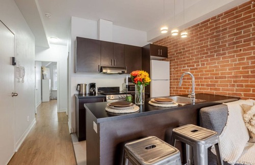 Downtown Montreal Apartamento | Central 2BDR Condo on Bishop-Vibe Central MTL