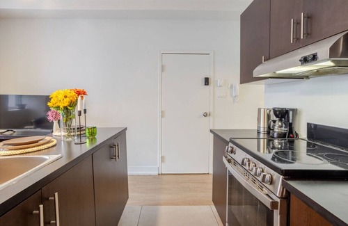 Downtown Montreal Apartamento | Central 2BDR Condo on Bishop-Vibe Central MTL