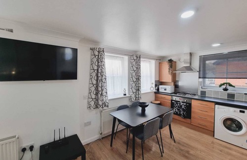 Watford Apartamento | Central 2Bedroom/1Bathroom Flat w/ FREE WiFi and Parking