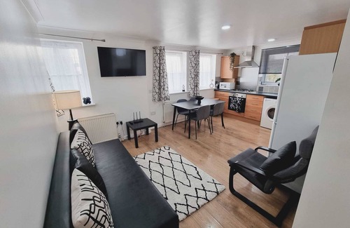 Watford Apartamento | Central 2Bedroom/1Bathroom Flat w/ FREE WiFi and Parking