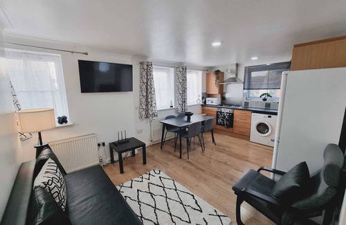 Watford Apartamento | Central 2Bedroom/1Bathroom Flat w/ FREE WiFi and Parking