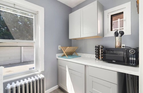 Blackstone Apartamento | Central 2BR East Side, Brown, Dining, Hospital