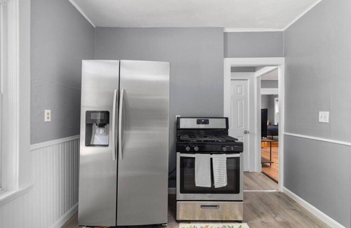 Blackstone Apartamento | Central 2BR East Side, Brown, Dining, Hospital