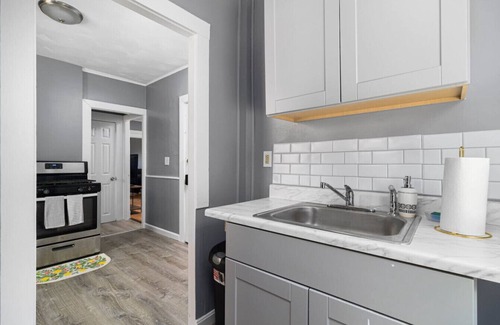 Blackstone Apartamento | Central 2BR East Side, Brown, Dining, Hospital