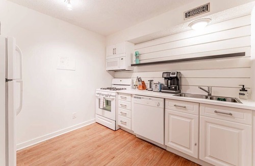 Brentwood Apartamento | Central 2BR king suite with pool and gym