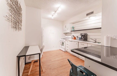 Brentwood Apartamento | Central 2BR king suite with pool and gym