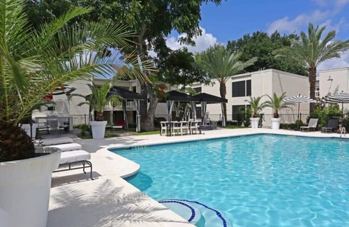 Brentwood Apartamento | Central 2BR king suite with pool and gym