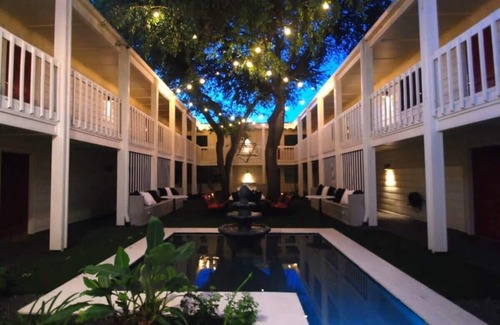 Brentwood Apartamento | Central 2BR king suite with pool and gym