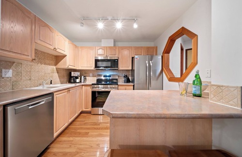 Whistler Cay Heights Casa | Central 2BR w/ Pool, Hot Tub, BBQ & Free Parking