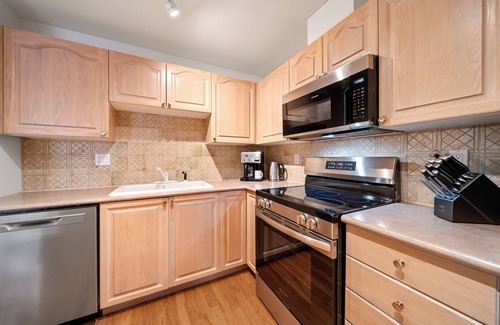 Whistler Cay Heights Casa | Central 2BR w/ Pool, Hot Tub, BBQ & Free Parking