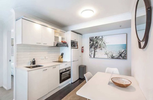 Grafton Apartamento | Central 3BR w Balcony, Full Kitchen & Amenities