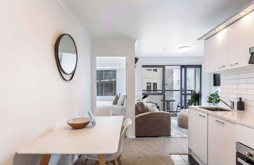Grafton Apartamento | Central 3BR w Balcony, Full Kitchen & Amenities